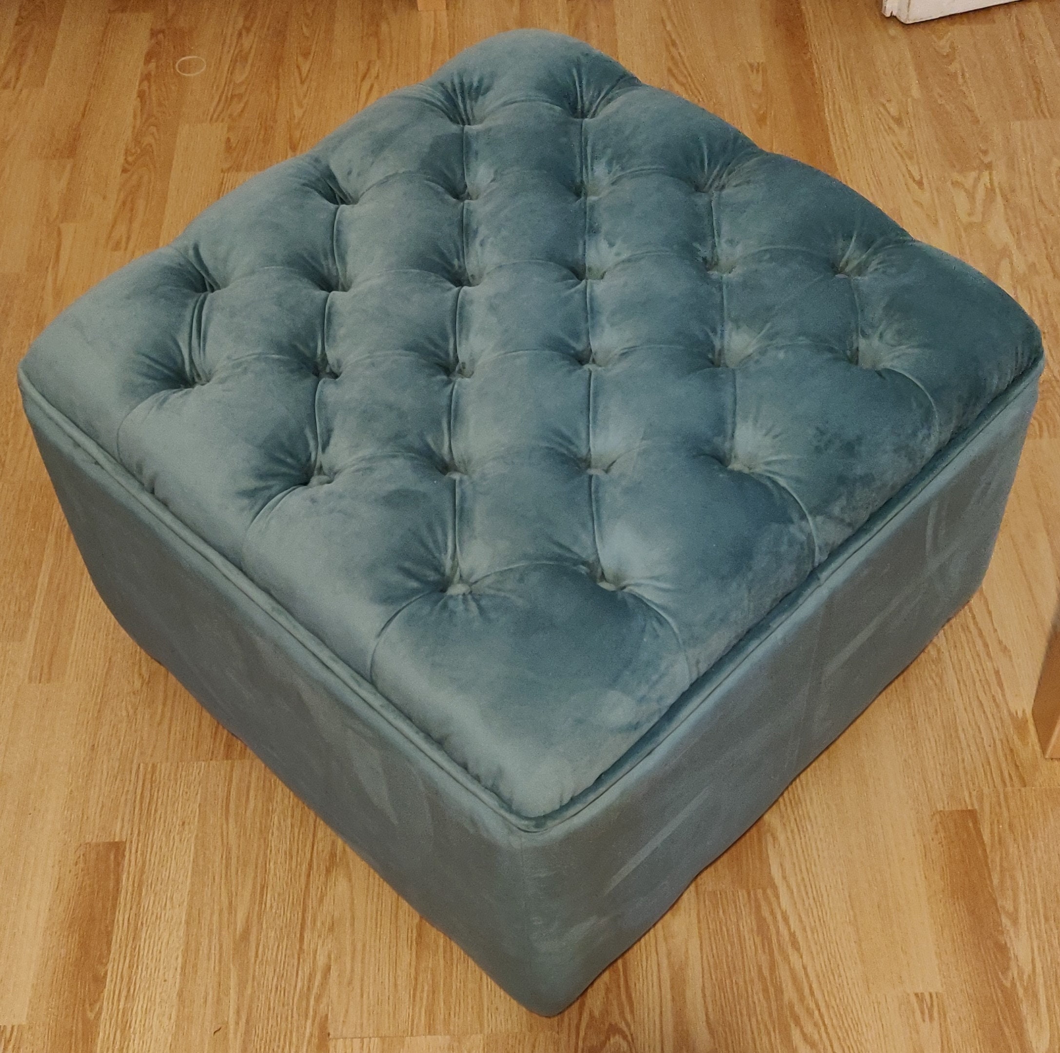 Pouf Carré Chesterfield Ossature Bois Capitonné en Velours Fait Main