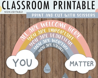 Puede incluir: Una decoración de aula imprimible con un arcoíris con las palabras "Todos son bienvenidos aquí, eres importante, eres hermoso, eres valioso, eres apreciado" y dos nubes con las palabras "Tú" y "Importa". Hay más de 30 gotas de lluvia para los nombres de los estudiantes.