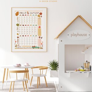 Puede incluir: Una casa de juegos blanca con un letrero que dice "playhouse" y una mesa peque&ntilde;a y sillas delante. Hay un calendario en la pared detr&aacute;s de la casa de juegos con las palabras "Hello Autumn" y los meses de septiembre, octubre y noviembre.