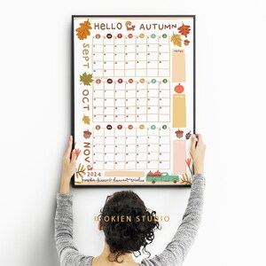 Puede incluir: Un calendario imprimible para septiembre, octubre y noviembre de 2024 con un tema oto&ntilde;al. El calendario presenta ilustraciones de hojas, bellotas, calabazas y un cami&oacute;n. El texto "HELLO AUTUMN" est&aacute; en la parte superior del calendario.