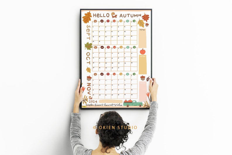 Puede incluir: Un calendario imprimible para septiembre, octubre y noviembre de 2024 con un tema oto&ntilde;al. El calendario presenta ilustraciones de hojas, bellotas, calabazas y un cami&oacute;n. El texto "HELLO AUTUMN" est&aacute; en la parte superior del calendario.