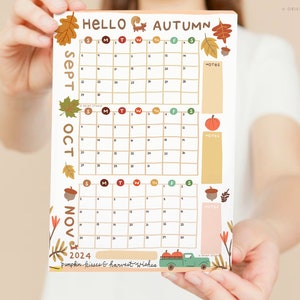 Puede incluir: Un calendario imprimible para septiembre, octubre y noviembre de 2024 con un tema oto&ntilde;al. El calendario presenta una ardilla linda, hojas, calabazas y un cami&oacute;n con calabazas. El texto "HELLO AUTUMN" est&aacute; en la parte superior del calendario. El texto "Pumpkin kisses & harvest wishes" est&aacute; en la parte inferior del calendario.