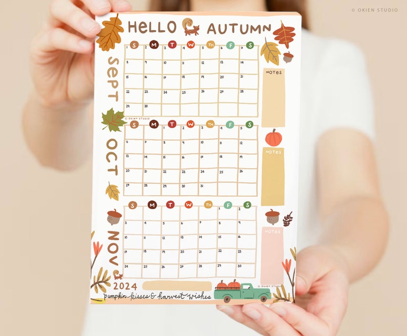 Puede incluir: Un calendario imprimible para septiembre, octubre y noviembre de 2024 con un tema oto&ntilde;al. El calendario presenta una ardilla linda, hojas, calabazas y un cami&oacute;n con calabazas. El texto "HELLO AUTUMN" est&aacute; en la parte superior del calendario. El texto "Pumpkin kisses & harvest wishes" est&aacute; en la parte inferior del calendario.