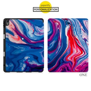 Puede incluir: Una funda negra para tableta con un patrón abstracto en azul, rosa y rojo. La funda se muestra en dos partes, la parte delantera y la trasera. El texto "ONE" es visible en la parte inferior de la imagen.