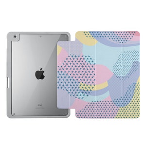 Könnte beinhalten: Eine graue iPad-Hülle mit einem farbenfrohen abstrakten Design mit rosa, gelben und blauen Kreisen und Linien. Die Hülle hat eine transparente Rückseite, um das iPad zu zeigen.
