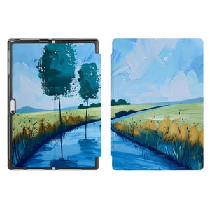Könnte beinhalten: Ein blaues und grünes Landschaftsbild mit zwei Bäumen und einem Fluss. Das Bild ist auf Leinwand gemalt und in einem schwarzen Rahmen gerahmt.