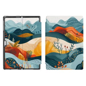 Può includere: Un design astratto colorato con tonalità blu, arancio, giallo e verde. Il design presenta un paesaggio con colline e montagne. Questo design è stampato su una custodia per tablet o e-reader.