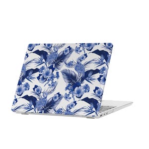 Könnte beinhalten: Weißer Laptop mit einem blauen Blumenmuster auf dem Deckel. Das Muster zeigt blaue Blumen, Blätter und Vögel.