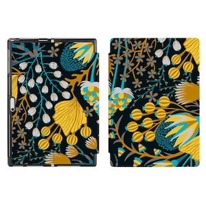 Può includere: Una custodia nera per tablet con un motivo floreale. Il motivo presenta fiori e foglie gialle, turchesi e bianche su uno sfondo scuro. La custodia è aperta, rivelando lo schermo del tablet.