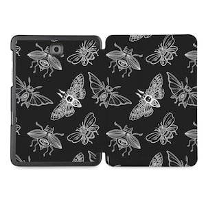 Könnte beinhalten: Schwarze Handyhülle mit einem weißen Muster aus Insekten und Motten. Das Muster umfasst Schmetterlinge, Motten und Käfer mit augenartigen Designs.