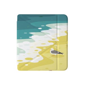 Puede incluir: Una escena de playa azul y amarilla con una gaviota blanca en la arena. La imagen es un diseño para una funda de teléfono.