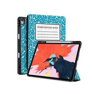 Puede incluir: Una funda para iPad de estilo cuaderno azul y blanco con un iPad negro y un lápiz blanco. La pantalla del iPad muestra un diseño abstracto colorido.