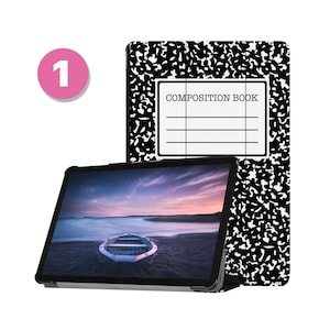 Pode incluir: Uma capa para tablet de estilo caderno de composição em preto e branco. O tablet exibe uma foto de um barco em uma praia ao pôr do sol.