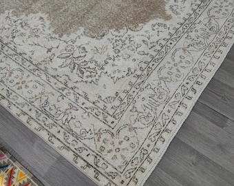 Handgeknüpfter Wollteppich mit kurzem Flor, 7x10 Fuß (ca. 213x305 cm), neutraler Vintage-Teppich, beigebrauner Teppich, antiker orientalischer Teppich, türkischer Teppich, anatolischer Teppich, heller Teppich