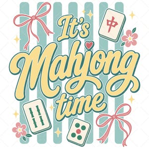 Op de afbeelding: Retro-ontwerp met de tekst "It's Mahjong time". Het ontwerp bevat mahjongtegels, roze strikken, bloemen en sterren op een gestreepte achtergrond.