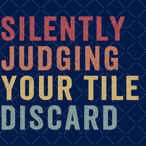 Könnte beinhalten: Marineblauer Hintergrund mit Rautenmuster. Der Text "SILENTLY JUDGING YOUR TILE DISCARD" wird in großen, verblichenen Buchstaben im Retro-Stil angezeigt. Die Textfarben sind Rot, Orange, Gelb und Blaugrün.