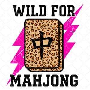 Puede incluir: Diseño gráfico con una ficha de Mahjong con estampado de leopardo, un símbolo chino negro y el texto "WILD FOR MAH JONG" en negrita negra. Un rayo rosa está detrás de la ficha.
