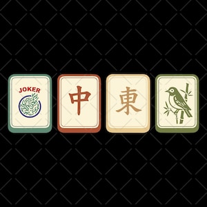 Può includere: Quattro tessere di Mahjong su sfondo nero. Le tessere rettangolari hanno sfondi color crema e vari disegni. Una tessera dice "JOKER" con un design verde e blu. Le altre tessere presentano caratteri cinesi e un uccello su un ramo.