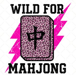 Puede incluir: Diseño gráfico con una ficha de Mahjong con estampado de leopardo rosa y un símbolo chino negro. Las palabras "WILD FOR MAH JONG" están en negro, con un rayo rosa a cada lado.
