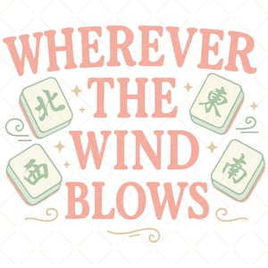 Op de afbeelding: Grafisch ontwerp met de tekst "WHEREVER THE WIND BLOWS" in koraal. Vier Mahjong-tegels met groene karakters zijn rond de tekst geplaatst. Het ontwerp bevat decoratieve krullen en sterretjes.