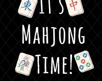 Puede incluir: Gráfico negro con las palabras blancas "It's Mahjong Time!". El diseño incluye cuatro fichas de Mahjong con varios símbolos y un fondo de patrón de diamantes. El texto "300 DPI PNG INSTANT DOWNLOAD" está en la parte inferior.