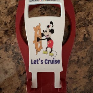 Mickey-bekerdrager stoomboot op rood