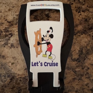 Mickey-bekerdrager stoomboot op zwart