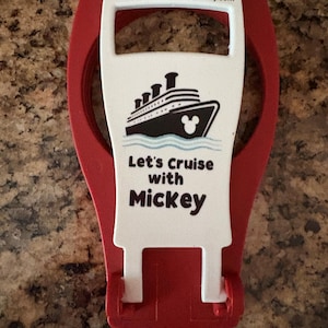 Boot Mickey-bekerdrager op rood