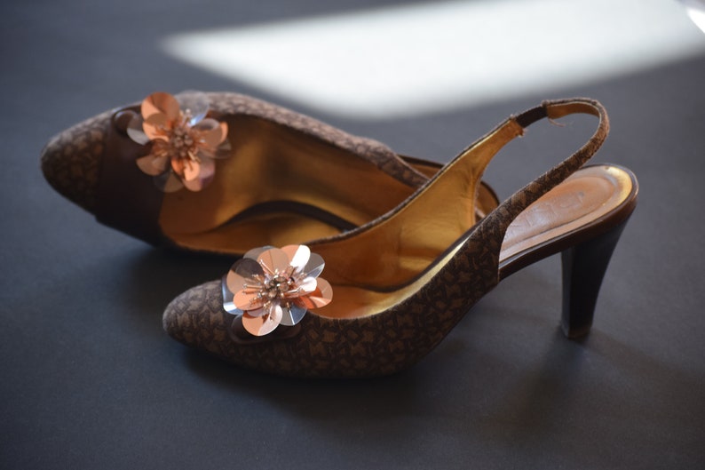This beautiful Beige Crystal shoe clips is a lovely accessory Iirs Shoe Flower perfect for a party or wedding or everyday use.
