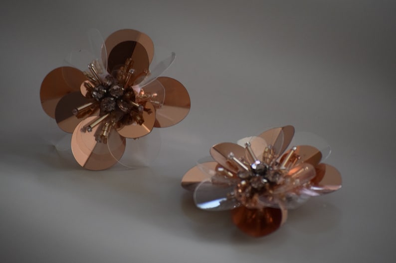 This beautiful Beige Crystal shoe clips is a lovely accessory Iirs Shoe Flower perfect for a party or wedding or everyday use.