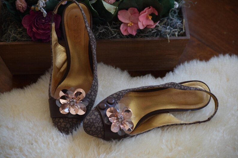 This beautiful Beige Crystal shoe clips is a lovely accessory Iirs Shoe Flower perfect for a party or wedding or everyday use.