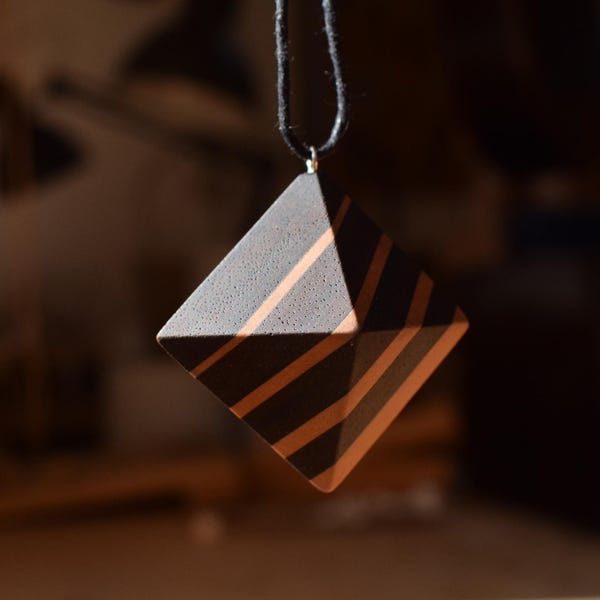 Collar colgante de madera con octaedro grueso y rayas geométricas - Palisandro recuperado y pera vaporizada, hecho a mano