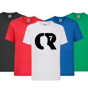 K&ouml;nnte beinhalten: F&uuml;nf T-Shirts in verschiedenen Farben: Schwarz, Rot, Wei&szlig;, Blau und Gr&uuml;n. Das wei&szlig;e T-Shirt hat ein schwarzes Motiv mit der Silhouette eines Kopfes mit den Buchstaben CR und der Zahl 7.
