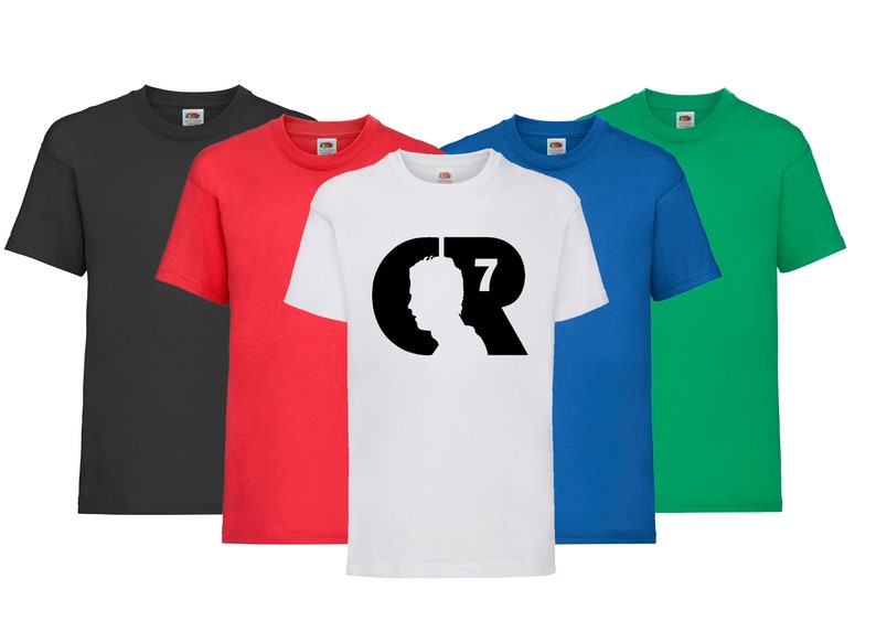 K&ouml;nnte beinhalten: F&uuml;nf T-Shirts in verschiedenen Farben: Schwarz, Rot, Wei&szlig;, Blau und Gr&uuml;n. Das wei&szlig;e T-Shirt hat ein schwarzes Motiv mit der Silhouette eines Kopfes mit den Buchstaben CR und der Zahl 7.