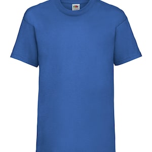 K&ouml;nnte beinhalten: Ein einfarbiges blaues T-Shirt mit kurzen &Auml;rmeln.