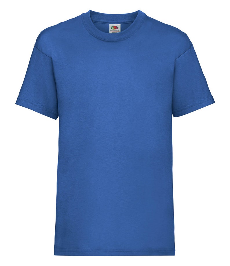 K&ouml;nnte beinhalten: Ein einfarbiges blaues T-Shirt mit kurzen &Auml;rmeln.