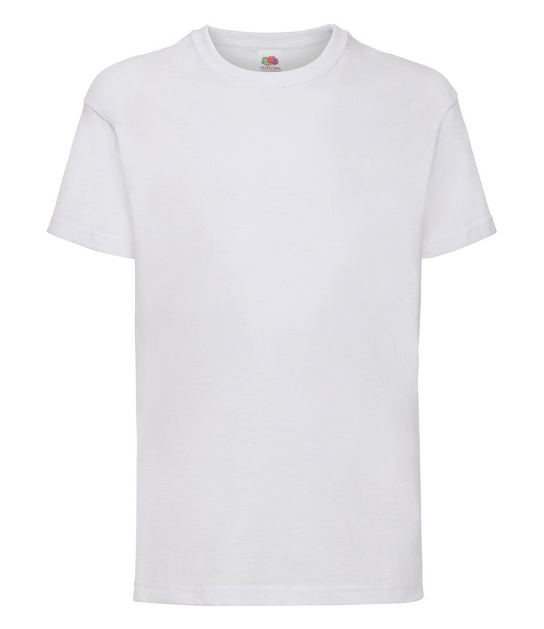 K&ouml;nnte beinhalten: Ein einfarbiges wei&szlig;es T-Shirt mit kurzen &Auml;rmeln und Rundhalsausschnitt.