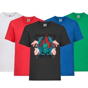 K&ouml;nnte beinhalten: F&uuml;nf T-Shirts in verschiedenen Farben: Wei&szlig;, Rot, Schwarz, Blau und Gr&uuml;n. Das schwarze T-Shirt hat ein Grafikdesign mit einem Sch&auml;del, zwei Schwertern und zwei Drachen. Der Text auf dem T-Shirt lautet: "独行道 天之道 来道 灭 行道".