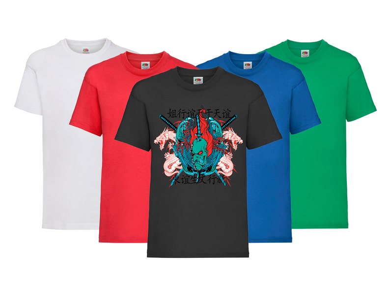 K&ouml;nnte beinhalten: F&uuml;nf T-Shirts in verschiedenen Farben: Wei&szlig;, Rot, Schwarz, Blau und Gr&uuml;n. Das schwarze T-Shirt hat ein Grafikdesign mit einem Sch&auml;del, zwei Schwertern und zwei Drachen. Der Text auf dem T-Shirt lautet: "独行道 天之道 来道 灭 行道".