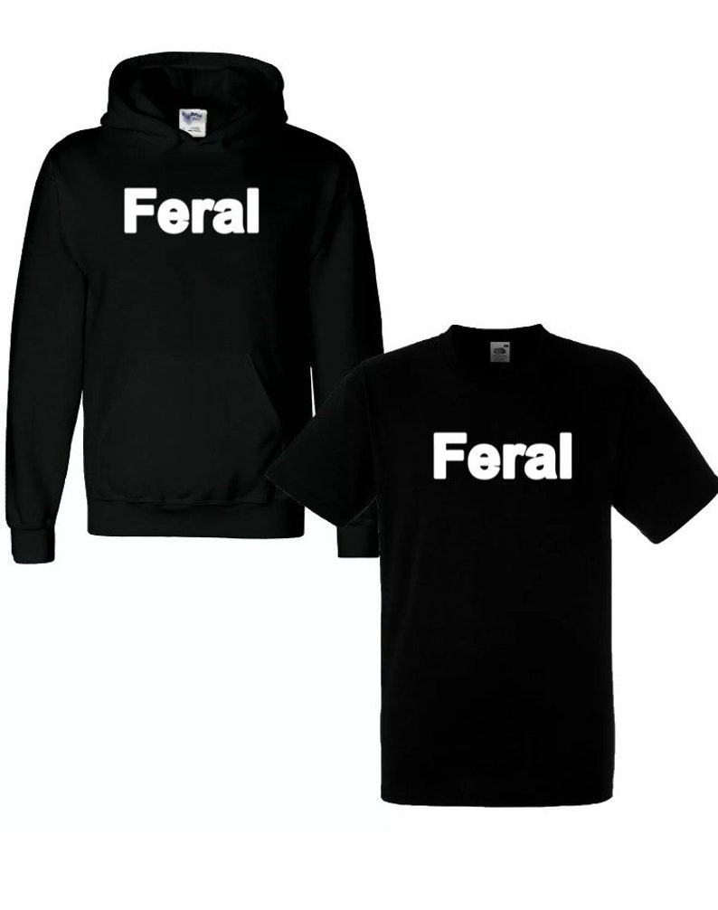 Op de afbeelding: Zwarte hoodie en t-shirt met het woord "Feral" in wit op de voorkant.