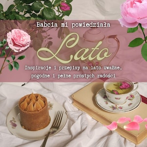 以下が含まれることがあります： ケーキ、ティーカップ、本のある静物画。ピンクのバラとポーランド語のテキストがあります。ケーキはフォーク付きの花柄の皿にあります。ティーカップにはお茶とバラの花びらが入っています。
