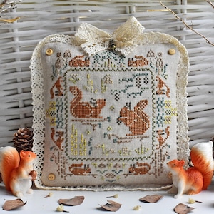 Eekhoorns kruissteekpatroon pdf primitieve lente sampler motieven oogstseizoen verzamelen Oekraïne maart quakergrafiek StitchyPrincess