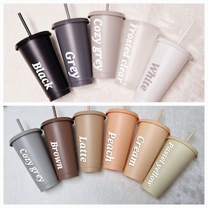 Puede incluir: Una colecci&oacute;n de vasos reutilizables en varios colores, incluyendo negro, gris, gris acogedor, transparente esmerilado, blanco, marr&oacute;n, latte, melocot&oacute;n, crema y amarillo pastel. Cada vaso tiene una tapa y una pajita a juego, con el nombre del color impreso.