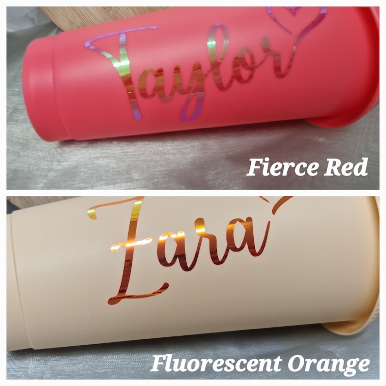 Puede incluir: Dos vasos aislados, uno en rojo intenso y otro en naranja fluorescente. El vaso rojo tiene el nombre "Taylor" en escritura iridiscente, y el vaso naranja tiene el nombre "Zara" en escritura iridiscente. El texto "Fierce Red" y "Fluorescent Orange" est&aacute;n debajo.