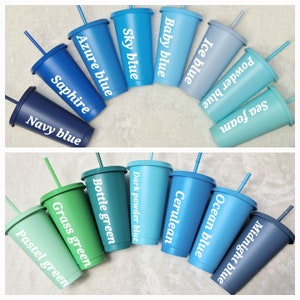Puede incluir: Una colecci&oacute;n de vasos aislados en varios tonos de azul y verde, cada uno con una pajita a juego. Los vasos est&aacute;n etiquetados con nombres de colores como "Azul marino", "Azul cielo" y "Verde pastel". Los vasos est&aacute;n dispuestos en semic&iacute;rculo.