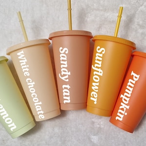 Puede incluir: Cinco vasos de colores con tapas y pajitas. Los vasos son en tonos lim&oacute;n, chocolate blanco, arena, girasol y calabaza. Cada vaso tiene una tapa y una pajita a juego, con los nombres de los colores impresos.