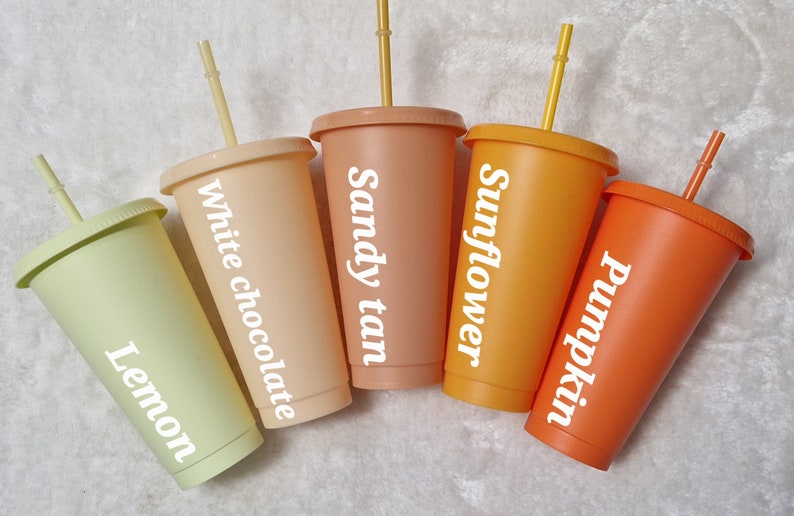Puede incluir: Cinco vasos de colores con tapas y pajitas. Los vasos son en tonos lim&oacute;n, chocolate blanco, arena, girasol y calabaza. Cada vaso tiene una tapa y una pajita a juego, con los nombres de los colores impresos.