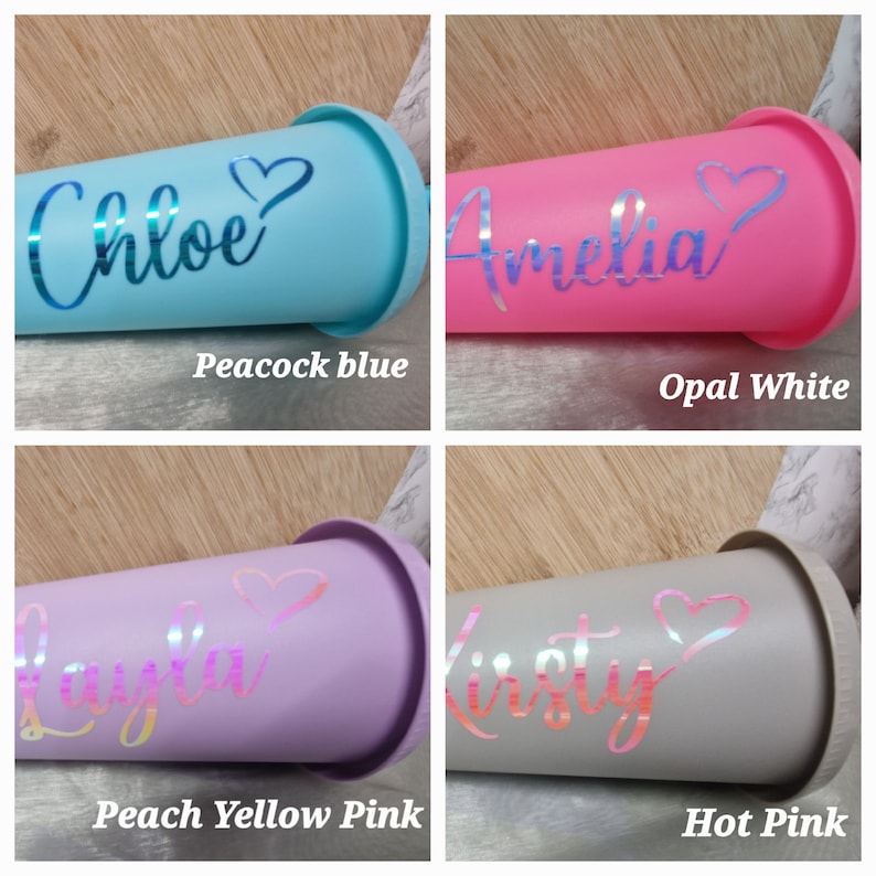 Puede incluir: Cuatro vasos personalizados en azul pavo real, blanco &oacute;palo, rosa melocot&oacute;n amarillo y rosa intenso. Cada vaso tiene un nombre y un gr&aacute;fico de coraz&oacute;n con acabado hologr&aacute;fico. Los nombres son Chloe, Amelia, Layla y Kirsty. El texto "Peacock blue", "Opal White", "Peach Yellow Pink" y "Hot Pink" est&aacute; debajo.