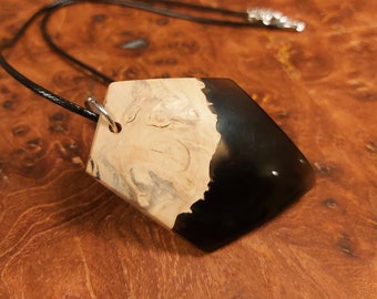 Boxwood magnifying glass necklace and black epoxy resin | Blandine Leather Wood