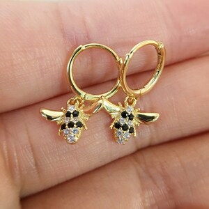 Pair-Honey Bee Dangle Hoops,Dainty Gold Bee Hoop Earrings,Gold Huggie Hoops with Bee Charm, Minimalist Hoops, Animal Hoops, Best Gift